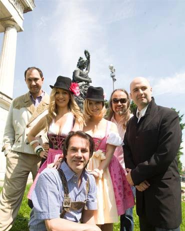 Oktoberfest-teltassa tanssitaan pöydillä Helsingin Kaisaniemessä 12.9.2013