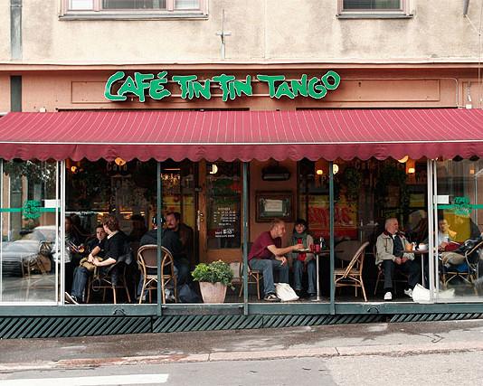 Café Tin Tin Tangon terassi uhattuna