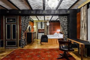 Aleksanteri -hotellin yksilöllisistä huoneista hyvä esimerkki on Remu Aaltosen suunnittelema...