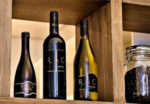 Intohimo italiaan näkyy Sommelier Riia Mannisen viinivalinnoissa. Kuvassa nimikkoviinit ja Saimaan juomatehtaan luomuolut Golden ale.