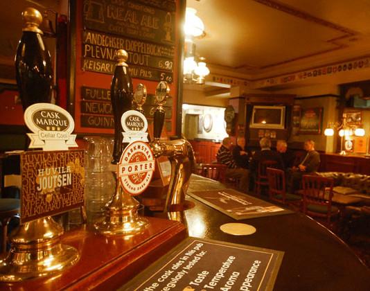 Helsingin vanhinta pubia metsästämässä – olutkulttuurimme katkennut historia