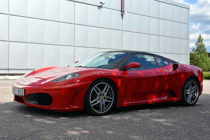 LA 2.9. | Elämys Ferrarin ratissa – Greatdays-elämysajelulla moottori murisee