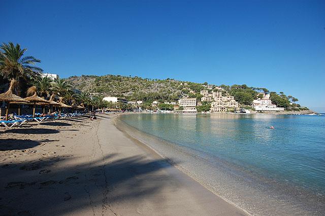 Puerto de Sollerin ranta on mainio tapa tutustua saareen. Viehättävään pikkukaupunkiin pääsee kätevästi vuoriston läpi kulkevalla elämyksellisellä junalla. Kuva Toni Honko, Lifestyle Media Oy.