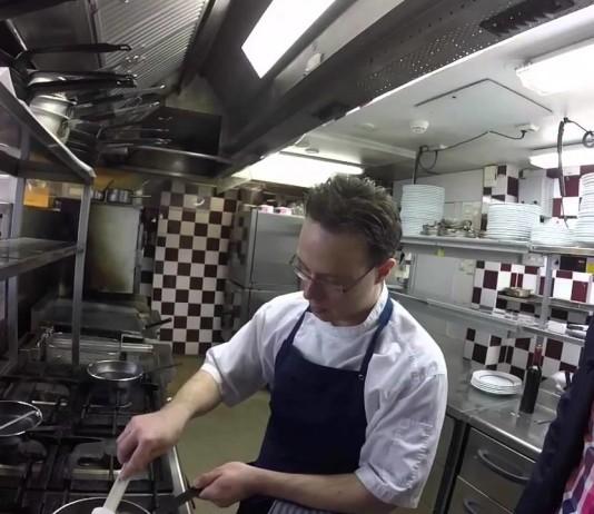 Ravintola Carelian keittiömestari Marko Loman valmistaa tryffelimunakkaan