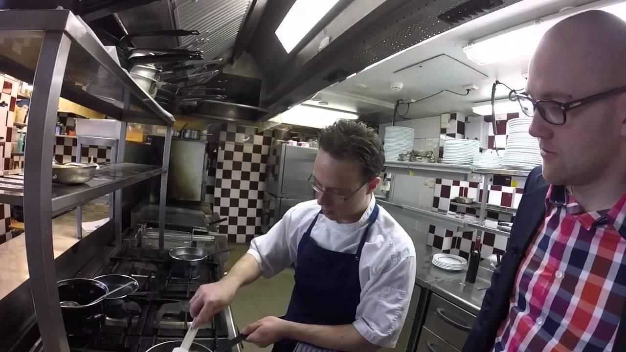 Ravintola Carelian keittiömestari Marko Loman valmistaa tryffelimunakkaan