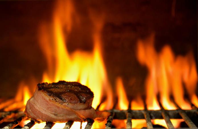 Graniittilinna on pihviravintola Helsingissä, joka valmistaa annoksensa puuhiiligrillissä. Kuva: Toni Honko, Lifestyle Media Oy