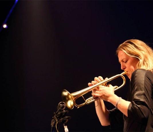 Koko Jazz: Kari Ikonen Trio & Ingrid Jensen 14.10.2015 Newyorkilaistunut kanadalainen huipputrumpetisti esiintyy kansainväliseen suosioon nousseen Kari Ikonen Trion solistina! Trumpetisti Ingrid Jensen kuuluu New Yorkin modernin jazzin kovimpiin nimiin. Hän on työskennellyt useiden legendojen kanssa kuten Dr. Lonnie Smith, Billy Hart, Bob Berg ja Lenny White. Ingrid tunnetaan myös Grammy-palkitun Maria Schneider Jazz Orchestran riveistä.