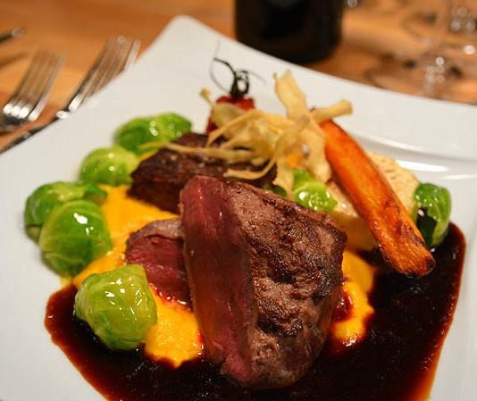 Ravintola Ainon teemamenu: Poroa ja Piemonten viinejä 28.11.2015 asti