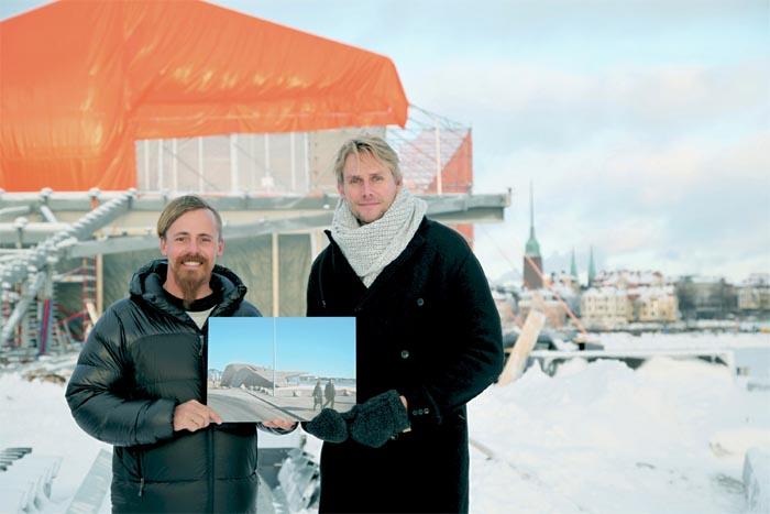Hernesaaren sauna- ja ravintolakeskuksen rakennuttajat, Kidvekkeli Oy:n Jasper Pääkkönen ja Antero Vartia Löylyn havainnekuvan kanssa työmaalla. Kuva: Pekka Mustonen