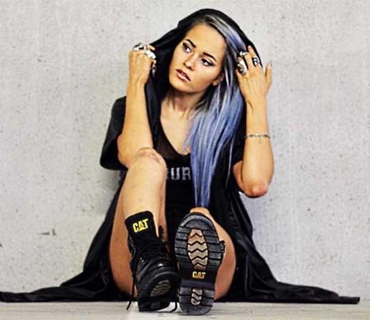 TO 7.4. | Alasti-klubi: Sanni Emma gaalassa Vuoden naissolistiksi valittu SANNI on julkaissut uransa aikana kaksi albumia Sotke mut ja Lelu sekä lukuisia menestyssinglejä. SANNIn isoimmiksi hiteiksi ovat nousseet Prinsessoja ja astronautteja, Me ei olla enää me, Jos mä oon oikee sekä 2080-luvulla, jotka kaikki ovat myyneet kultaa sekä platinaa. Suomen Musiikkikustantajat ry palkitsi SANNIn platinaa myyneen 2080-luvulla -kappaleen Vuoden biisi-palkinnolla syyskuussa.