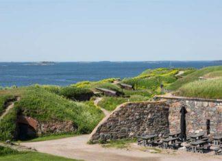KESÄ 2025: Unescon maailmanperintökohde Suomenlinna houkuttelee historiallisella miljööllä merellisissä maisemissa Kustaanmiekan valleja Suomenlinnassa. Valokuvaaja: Dorit Salutskij