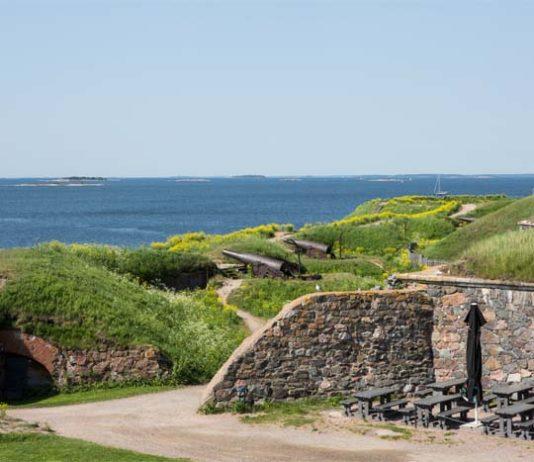 KESÄ 2025: Unescon maailmanperintökohde Suomenlinna houkuttelee historiallisella miljööllä merellisissä maisemissa Kustaanmiekan valleja Suomenlinnassa. Valokuvaaja: Dorit Salutskij