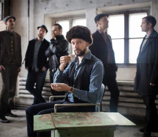 TO 15.9. | Dalindèo tunnelmoi G Livelabissa Suomalaisen jazzin kärkinimiin jo 2000-luvun alusta kuulunut, ilmiömäinen Dalindèo - Esikoislevynsä Open Scenes Ricky-Tick Recordsille vuonna 2007 julkaissut Dalindèo tunnetaan yhtenä suomalaisen 2000-luvun jazzin kärkiyhtyeenä. Kitaristi-säveltäjä Valtteri Pöyhösen johtama helsinkiläissekstetti on kerännyt mainetta tyylillisenä edelläkävijänä sekä perinteitä kunnioittavana mutta rajoja rikkovana liveyhtyeenä. Dalindèon musiikille ominaista on tanssittavuus, vahvat melodiat ja elokuvalliset tunnelmat. Helsinki-jazzin edelläkävijä, Jazz-Emmalla palkittu Dalindèo on tehnyt tinkimätöntä työtä yli 10 vuoden ajan eri musiikkilajien yhdistäjänä. Yhtye nousi keväällä 2013 ilmestyneellä Kallio-levyllään vuoden jazztapaukseksi. Albumi on vuoden aikana saavuttanut yleisön ja kriitikoiden suosion sekä 13. sijan Suomen virallisella albumilistalla. Menestyslevy vie bändin soundia jazzista surf-kitaroihin, Balkan-melodiikkaan ja 1950-luvun Suomi-iskelmään. Kuvaaja: Miikka Pirinen.