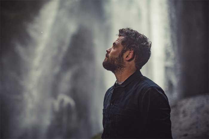 Järkälemäisestä hitistään ”Let Her Go” tunnetuksi tullut Passenger saapuu Suomeen keikalle.