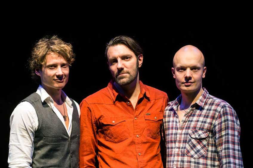 Suomijazzin kansainvälisesti arvostetuimpiin nykytekijöihin kuuluvan Tuomarilan triossa mukana ovat ECM-levymerkin artisteihin kuuluva norjalaisbasisti Mats Eilertsen ja mm. Oddarrang-yhtyeestään tunnettu rumpali Olavi Louhivuori.