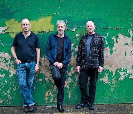 MA 14.11. | The Necks esiintyy G Livelabissa The Necksin Helsingin-vierailua on saatu odottaa aivan liian kauan. Toisaalta mikä olisikaan parempi ajoitus kuin arvostetun australialaistrion 30-vuotisjuhlakiertue? The Necksin musiikki on jazzia, nykyklasaria ja avantgardea – eikä kuitenkaan suoranaisesti mitään näistä. Yhtyeen täysin improvisoidut keikat ovat Tapauksia isolla alkukirjaimella ja kolmikon musiikki syntyy kuin tyhjästä, hitaasti kiirehtien.