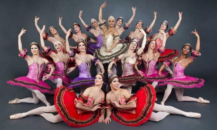 Suuriin kansainvälisiin tanssisensaatioihin lukeutuva Les Ballets Trockadero de Monte Carlo on huumoria taidokkaaseen klassiseen balettiperinteeseen ammentava, kokonaan miesten esittämä show. Les Ballets Trockadero de Monte Carlo, tuttavallisemmin Trocks, sai alkunsa vuonna 1974 Off-Off Broadwaylta New Yorkissa, kun joukko baletti-intoilijoita halusi tuoda lavalle perinteisestä, klassisesta tanssilajista myös leikkisän ja viihteellisen näkökulman. Show sai ylistystä New Yorkin suurimpien lehtien kriitikoilta ja menestys oli taattu. Trocks on kiertänyt viimeisen yli 40 vuoden ajan maailman balettisaleja suuren suosion saattelemana esiintyen yli 30 maassa, mm. Moskovan maineikkaassa Bolshoi-teatterissa. Suomessa seurue on hurmannut yleisönsä Kuopio Tanssii ja Soi -festivaalilla kahtena vuotena.