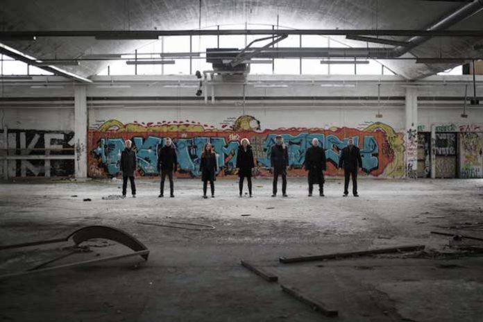 Pohjoismaisten nuorten säveltäjien musiikki kuljettaa ulos konserttisalista; islantilaisen luonnon keskeltä asuntojen öisiin ääniin. Tilasidonnaiset teokset pohjaavat säveltäjien lähiympäristössä tallennettuihin äänimaisemiin. Muun muassa Ville Raasakan Traeumerei käsittelee erilaisia uniongelmia dokumentaaristen tekstien, kenttänauhoitusten ja laajennetun soittimellisuuden avulla.