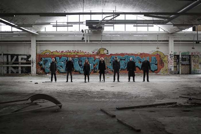 Pohjoismaisten nuorten säveltäjien musiikki kuljettaa ulos konserttisalista; islantilaisen luonnon keskeltä asuntojen öisiin ääniin. Tilasidonnaiset teokset pohjaavat säveltäjien lähiympäristössä tallennettuihin äänimaisemiin. Muun muassa Ville Raasakan Traeumerei käsittelee erilaisia uniongelmia dokumentaaristen tekstien, kenttänauhoitusten ja laajennetun soittimellisuuden avulla.