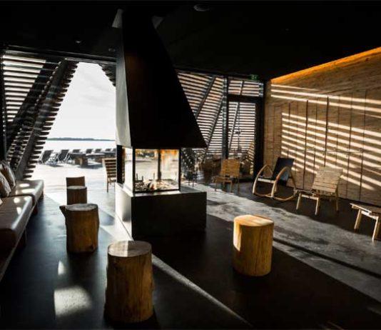 Kokous Löylyssä meren rannalla