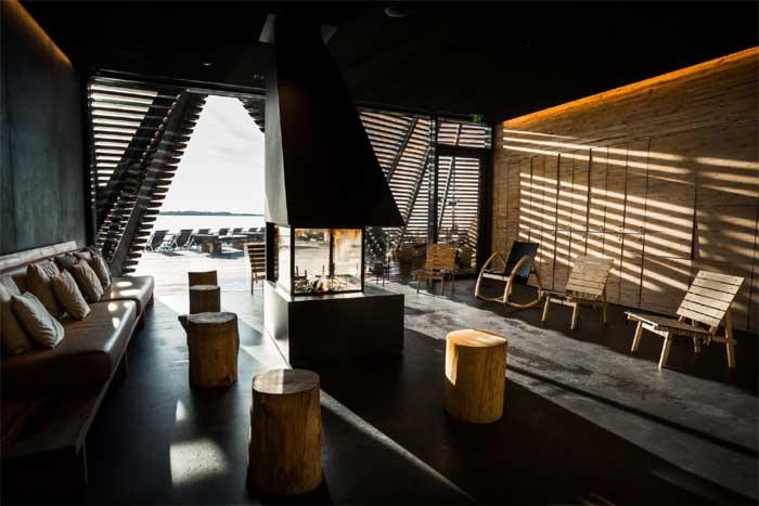 Kokous Löylyssä meren rannalla