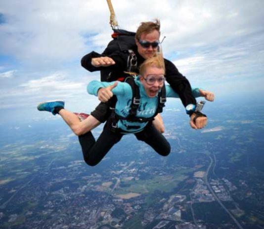 Elämyslahjojen klassikko lahjaksi: Tandemhyppy