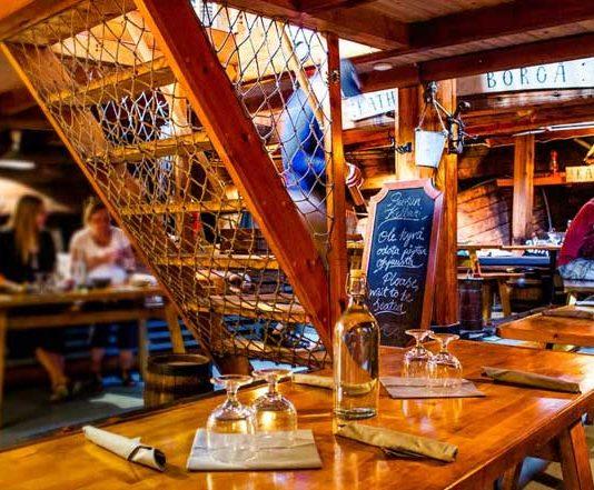 Puosun kellari on ihastuttanut pihvinpurijoita pilke silmäkulmassa – ”Puosun kellari ei petä koskaan!” Ravintolalaiva Helsingissä