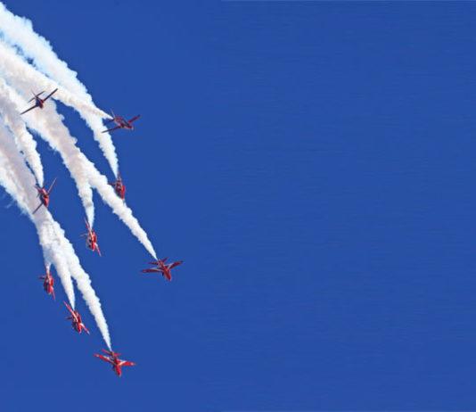 PE 9.6. | Kaivopuiston lentonäytös Kaivopuiston edustalla