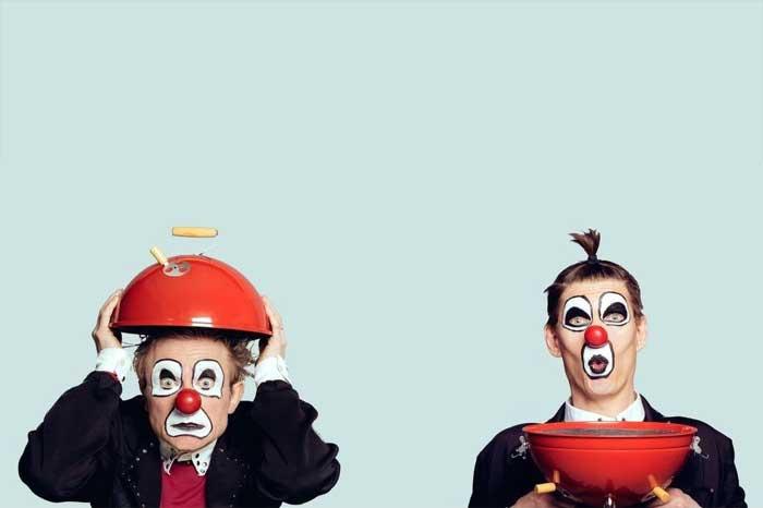 TO 30.11. | Kari Hotakaisen rakastettu Juoksuhaudantie klovniversiona