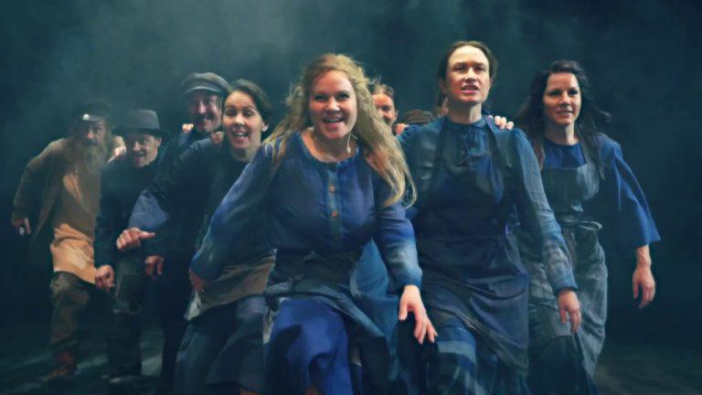 Myrskyluodon Maijan lippukauppa käy ennätysvauhtia – Kaupunginteatteri avaa juhlasyksyn Lasse Mårtensonin sävelin