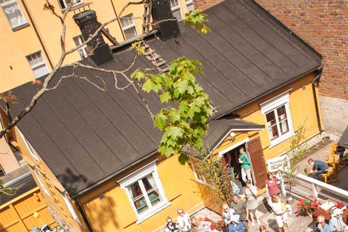 TO 24.8. | Siluetinleikkuuta, tanssia ja soittoa puutalopihoilla Taiteiden yönä