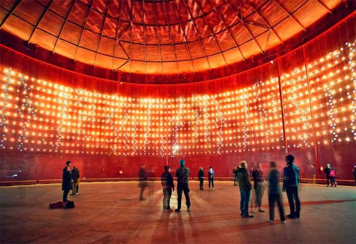 Öljysäiliö 468 on uniikki valotaideteos ja esittäytyy loistavana paikkana tilaisuuksiin