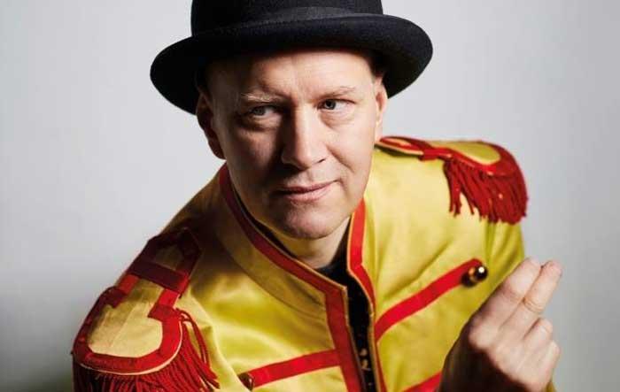 TO 2.11. | UMO & Django Bates saluting Sgt. Pepper Savoyssa