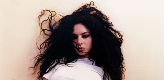 Flow Festivalin pääesiintyjänä 2025 Charli XCX