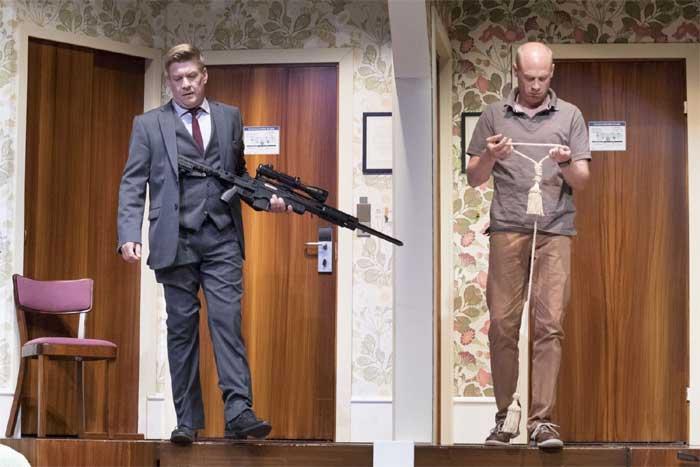 TI 12.12. | Palkkamurhaajan painajainen naurattaa Arena-näyttämöllä