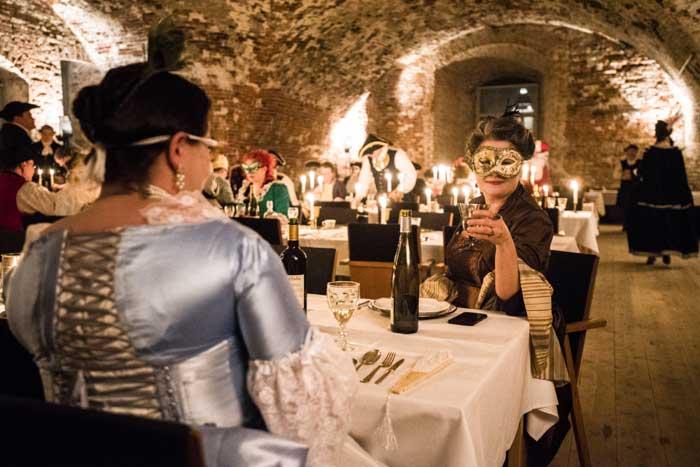 LA 4.11. | Viaporin Kekri juhlistaa valon loppua ja pimeyden alkua Suomenlinnassa