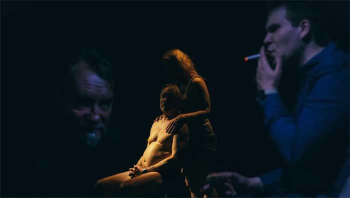 LA 20.1. | Kipeät perhesuhteet kietoutuvat varjopuoliin Okko Leon Pimeässä huoneessa