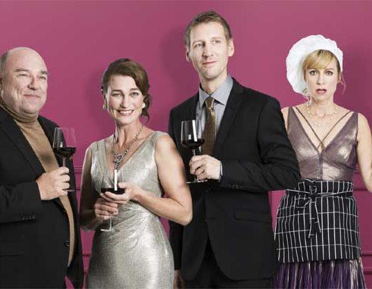 LA 12.5. | Älä pukeudu päivällisille – Kevään herkullisin komediakattaus Arena-näyttämöllä