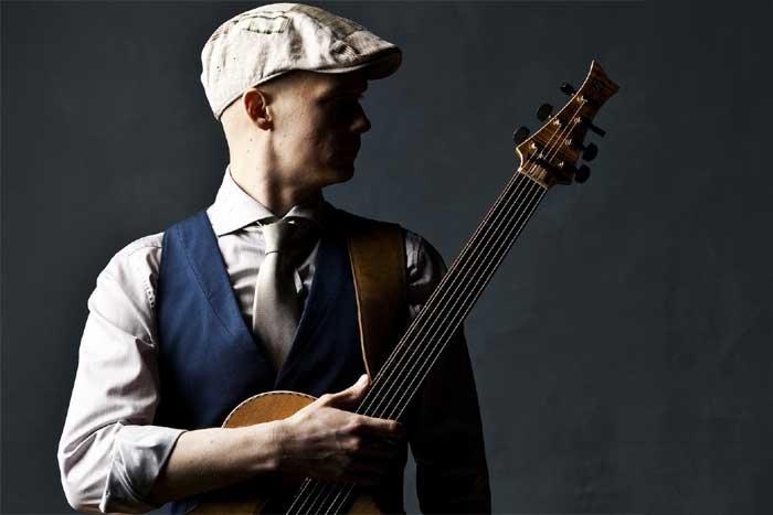 Kitaravirtuoosi Petteri Sariola esiintyy helmikuussa intiimillä keikalla G Livelabissa. Sariola julkaisi viime keväänä viiden tähden albumin Resolution ja nyt levyn musiikista päästään nauttimaan livenä klubin ensiluokkaisen äänentoiston siivittämänä. Kasassa on ainekset unohtumattomaan keikkailtaan. "Kitaristi Petteri Sariola saa soit­timestaan ­irti niin pal­jon tehoja, että ­muita muusikoita ei tarvita." – Helsingin Sanomat