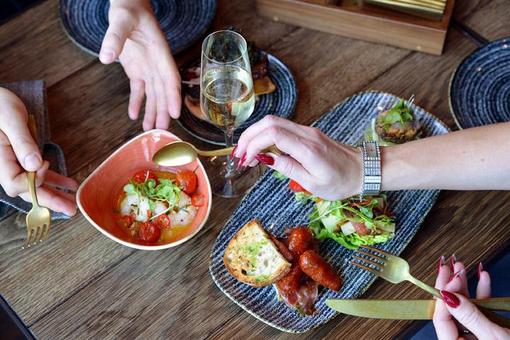 Más on tapaksien napsintaa, grillin tirinää ja yhdessä illastusta ilman kiirettä mihinkään