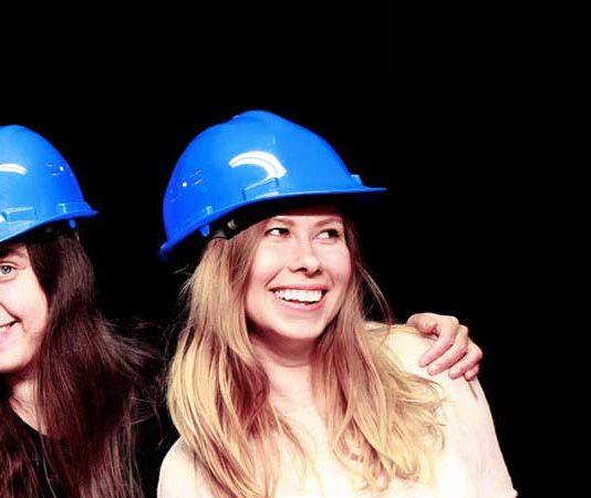 KE 12.12. OFFERILLA -50% | Sähkeet Uutiskomediashow yhdistelee musiikin, stand upin ja revyyn