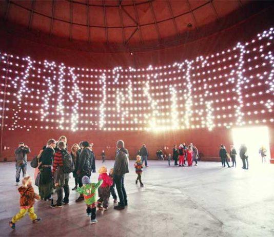 SU 6.10. | VIELÄ EHDIT: Vieraile Helsingin Kruunuvuorenrannassa sijaitsevassa Öljysäiliö 468 -valotaideteoksessa