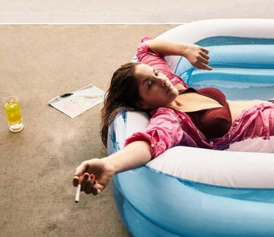 TI 21.4. | Kjell Westö: Rikinkeltainen taivas – Alkuvuoden näytökset jo loppuunmyytyjä Riikinkeltainen-taivas