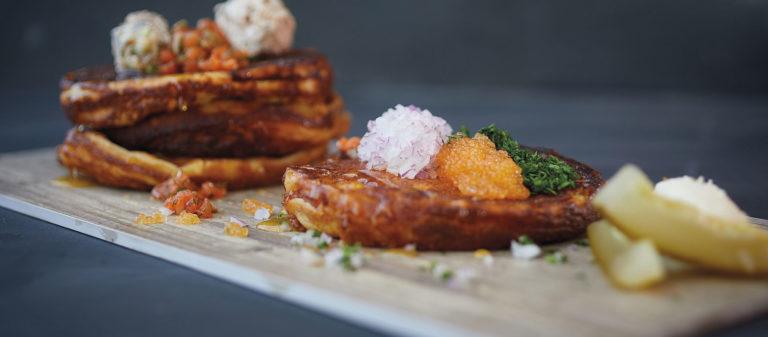 Herkullinen bliniateria kruunaa talvipäivän helsinkiläisbistro Manussa