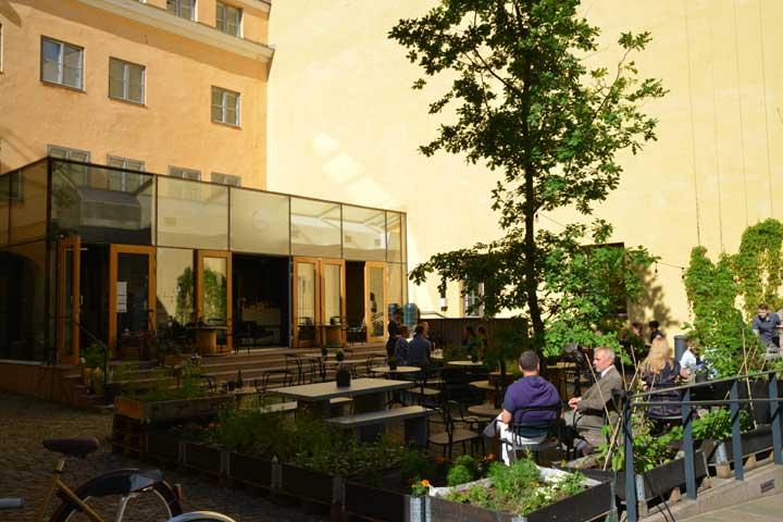 Chapterin terassilla nautitaan Torikorttelien suojaisasta tunnelmasta