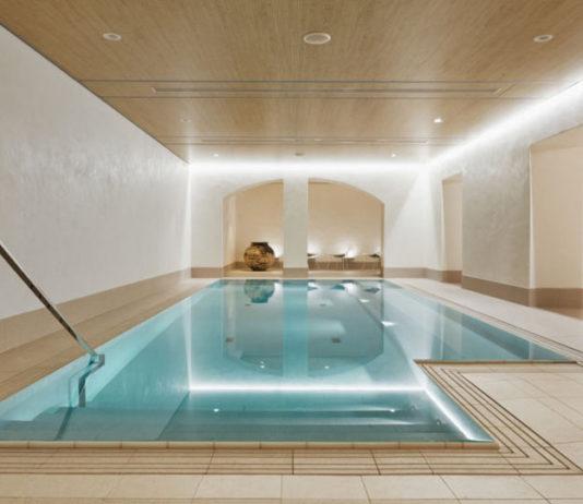 Hotel St. Georgen luksusta uima-allas ja saunamaailma St George -hotellin spa-osaston uima-allas Helsingin keskustassa.