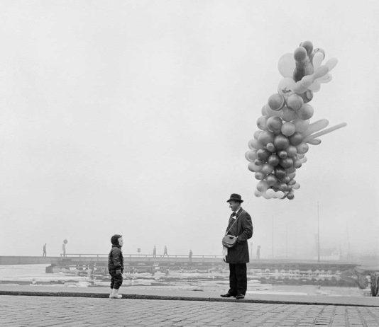 Hakasalmen huvilan uusi näyttely Ismo Höltön valokuvista on kiehtova aikahyppy 60-luvun helsinkiläisten arkeen