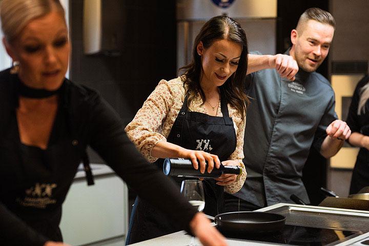 [LAHJAKORTTI-IDEA] Lasilla kuohuvaa alkava kastikekokkauskurssi – Jo 28 vuotta Kulinaarisen Instituutin suosituin kurssi