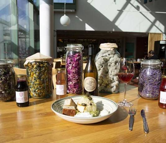 Kulttuurikeskus Stoassa avautui villiruokakokki Jyrki Tsutsusen uusi ravintola Skutta – Jyrki Tsutsusen ravintola Helsingissä