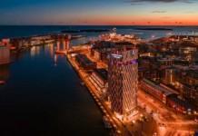 Tornihotellin maisemabaarissa ja kattouima-altaasta merimaisemat Clarion Hotel Helsinki